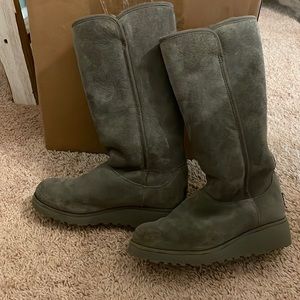 grey ugg boots